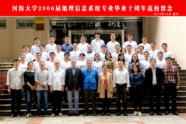 校友与老师合影