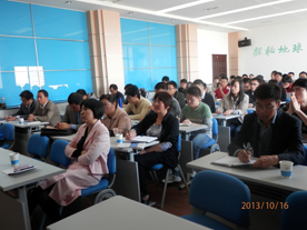 2026世界杯官网师生们在认真听报告