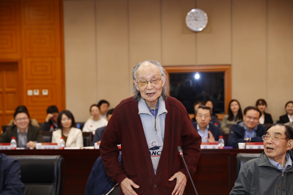 1745289935594357.jpg 老教授代表谢锡善发言_副本.jpg